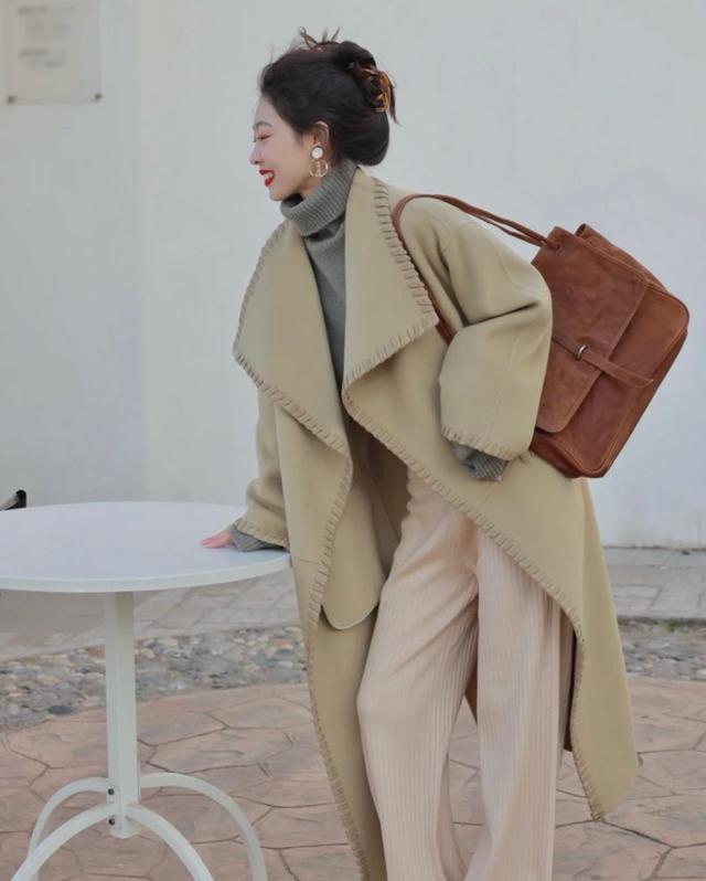灰绿色属于春夏季的色彩,所以和浅色的衣服更加和谐搭配,米色,粉色