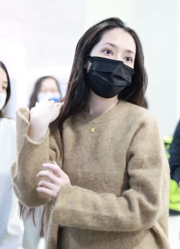 郭碧婷母女现身机场低头撩发表情不耐烦为躲避镜头推女儿狂奔