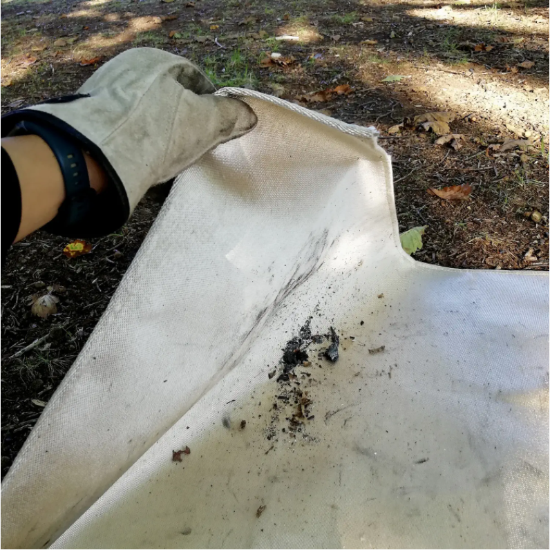 露营时,只有篝火架是不够的!大家一定要知道“防火布”的重要性休闲区蓝鸢梦想 - Www.slyday.coM 露营时,只有篝火架是不够的!大家一定要知道“防火布”的重要性休闲区蓝鸢梦想 - Www.slyday.coM