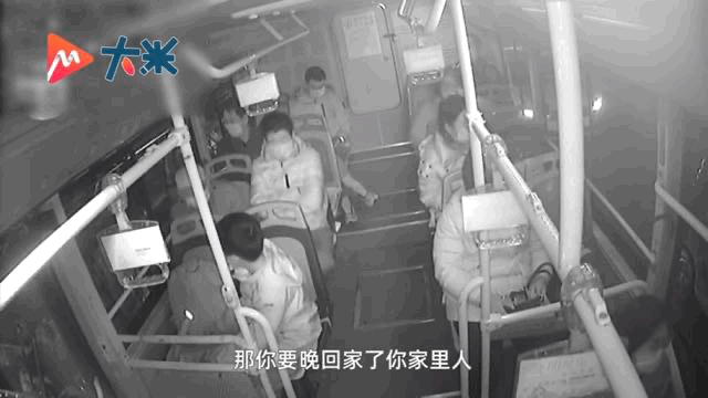 “你坐到我身边来！”女公交司机一句话，机智解救被尾随男童休闲区蓝鸢梦想 - Www.slyday.coM