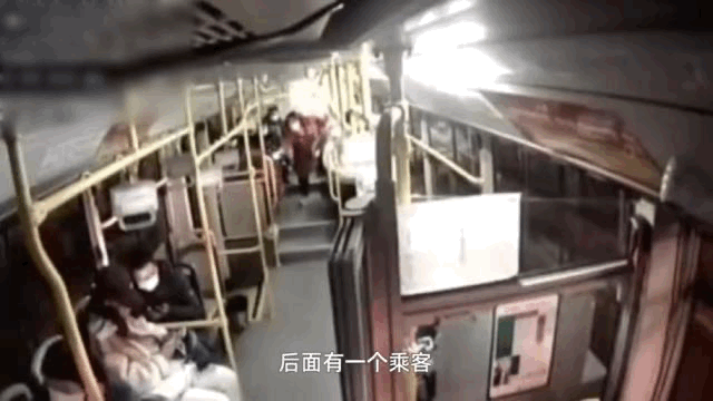 “你坐到我身边来！”女公交司机一句话，机智解救被尾随男童休闲区蓝鸢梦想 - Www.slyday.coM