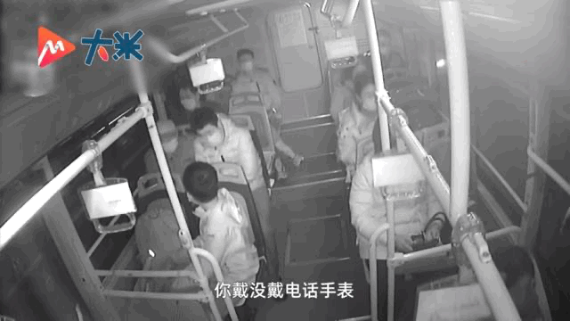 “你坐到我身边来！”女公交司机一句话，机智解救被尾随男童休闲区蓝鸢梦想 - Www.slyday.coM