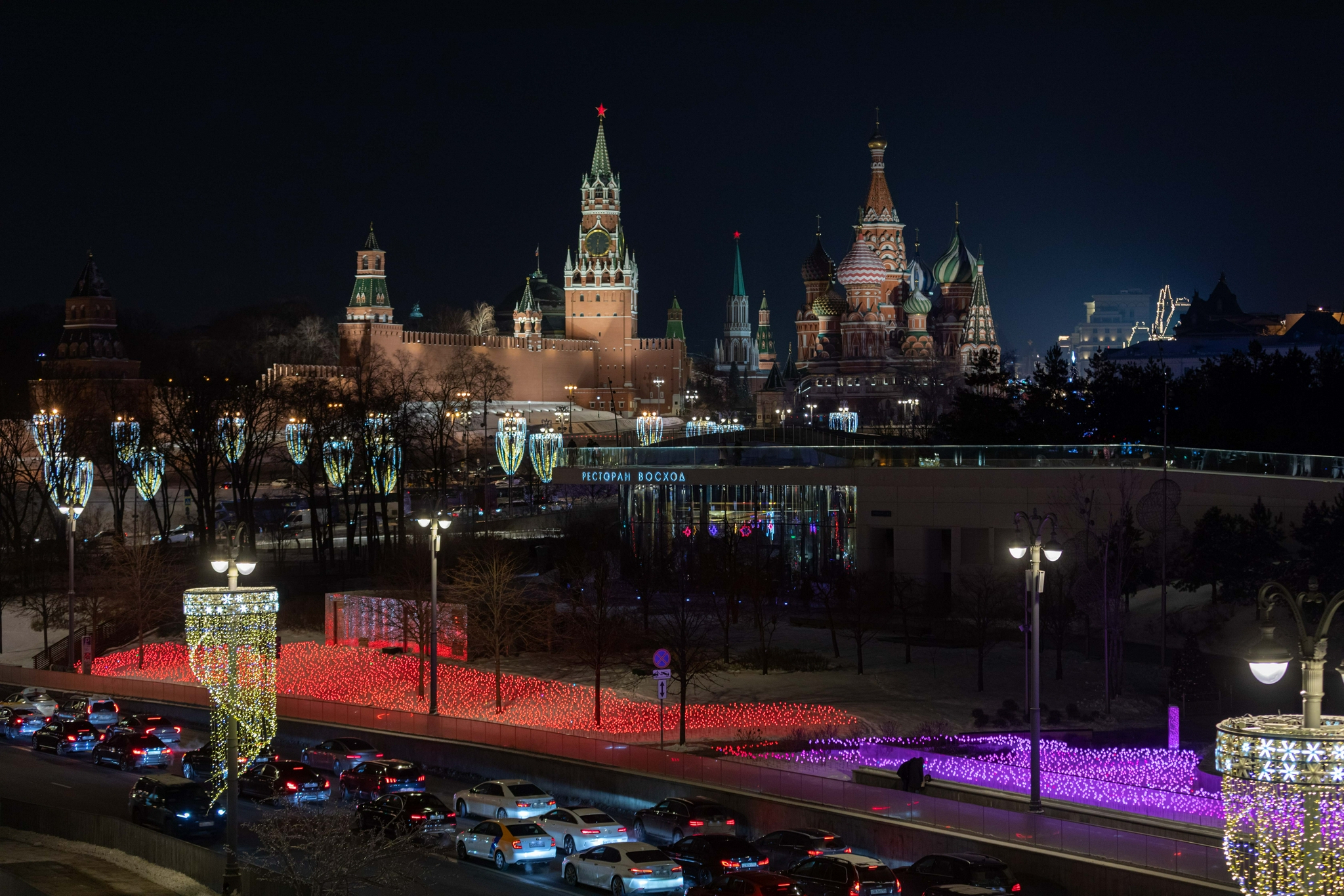 这是12月11日在俄罗斯首都莫斯科拍摄的克里姆林宫和圣瓦西里教堂.