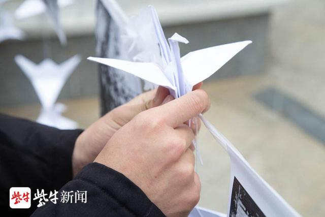 「国家公祭日」白菊纸鹤慰英烈 烛光点点寄哀思青年学子缅怀南京大屠杀遇难同胞休闲区蓝鸢梦想 - Www.slyday.coM