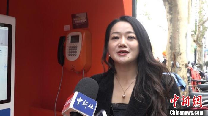 中国电信上海公司业务创新中心产品经理李丹萍在接受中新网记者采访 张践 摄