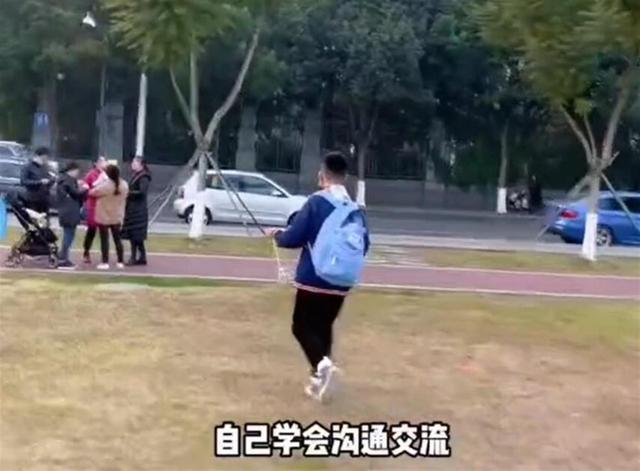 四川一父亲陪自闭症儿子卖玩具上热搜：希望他学着融入社会休闲区蓝鸢梦想 - Www.slyday.coM