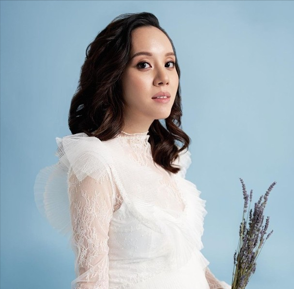 女星湛琪清官宣生女宝宝大眼睛高颜值自曝富豪丈夫帮娃换尿布