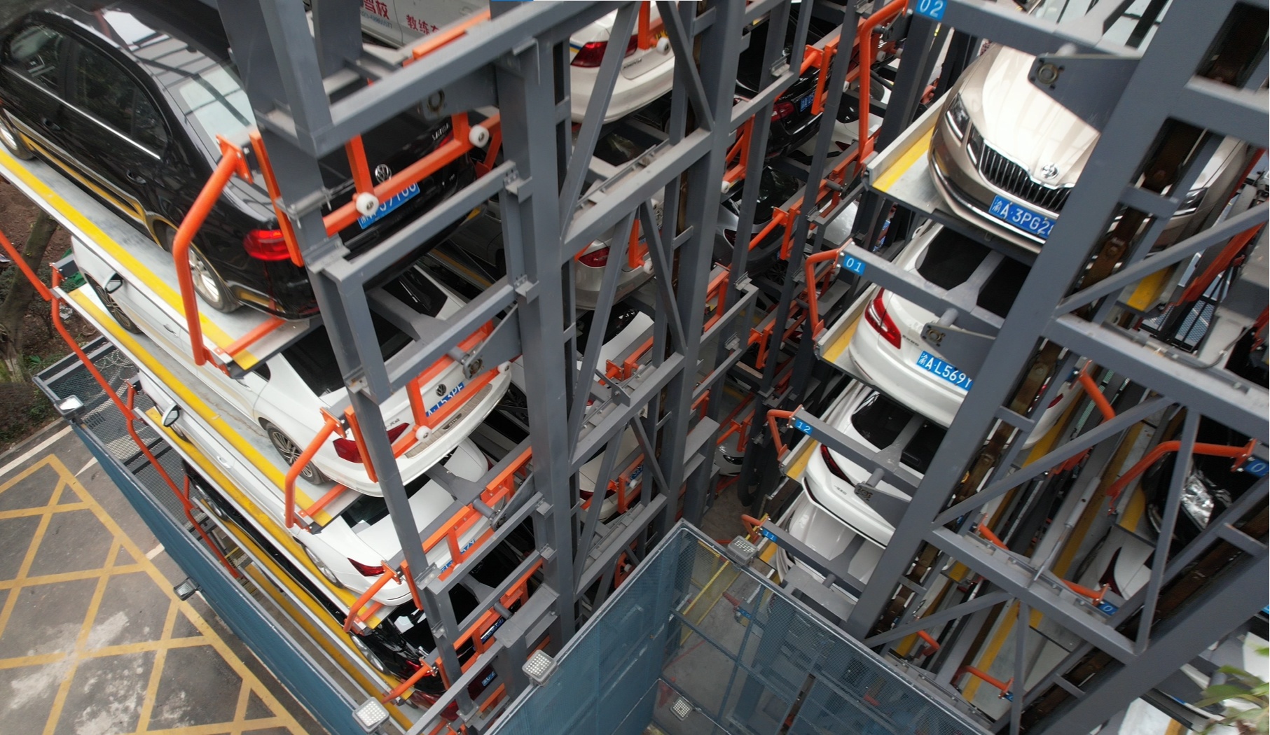 3分钟停取重庆首个老旧小区机械垂直停车楼投用