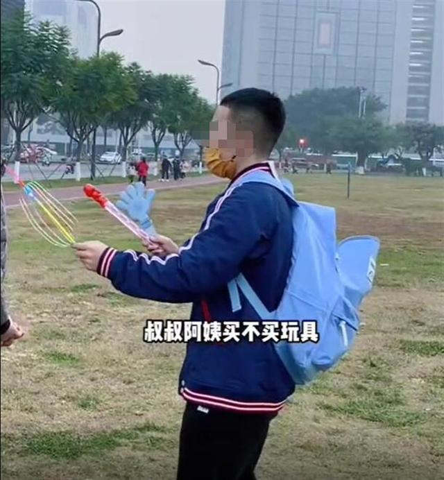 四川一父亲陪自闭症儿子卖玩具上热搜：希望他学着融入社会休闲区蓝鸢梦想 - Www.slyday.coM