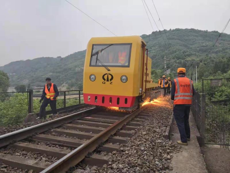 填补空白自主研发新型打磨车破解曲线道岔钢轨打磨难题