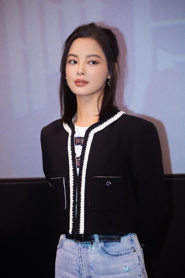 辛芷蕾够自信只穿基础款就出席发布会身材比例真优越