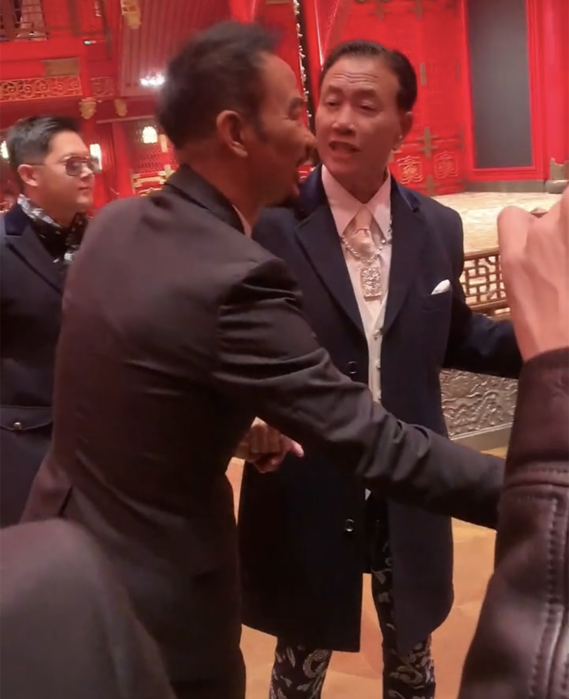 的"蒋天养"相对来说差一点,但气质却更胜任达华,尤其是叼雪茄的动作