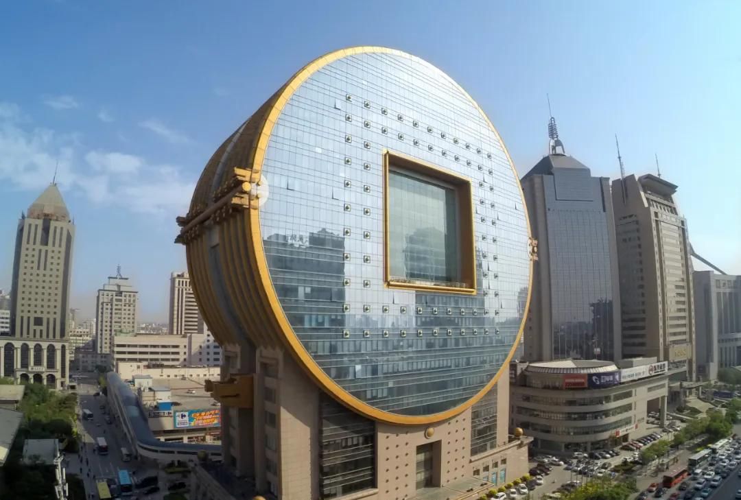 沈阳奇葩地标建筑造型为古铜钱满是吉祥寓意体现我国文化特色