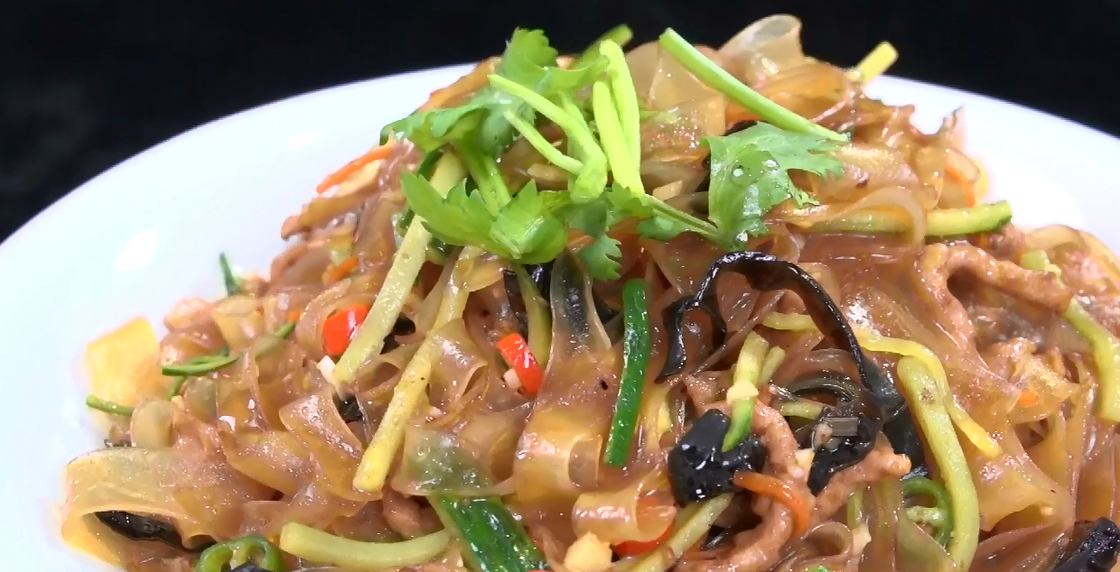 肉丝炒拉皮清脆的黄瓜软嫩的肉丝q弹的粉皮