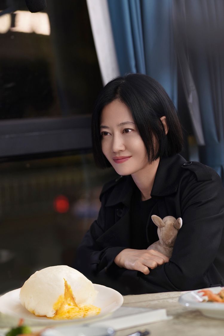 谭卓最近一部作品是《紧急公关》,剧中饰演精英律师袁未,除此之外还