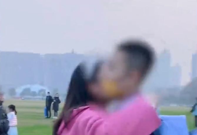 感动!父亲为激励自闭症儿子勇敢与人沟通,陪儿子卖玩具锻炼口才休闲区蓝鸢梦想 - Www.slyday.coM 感动!父亲为激励自闭症儿子勇敢与人沟通,陪儿子卖玩具锻炼口才休闲区蓝鸢梦想 - Www.slyday.coM