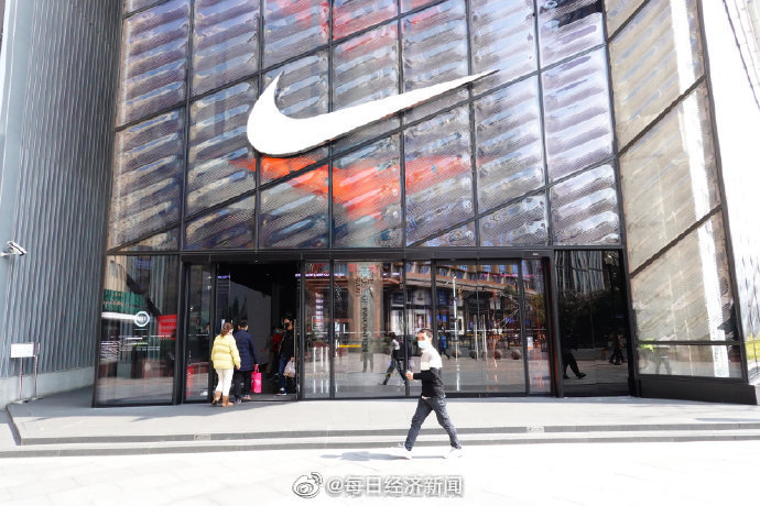 耐克起诉阿迪达斯抄袭 你更喜欢买哪个品牌？休闲区蓝鸢梦想 - Www.slyday.coM