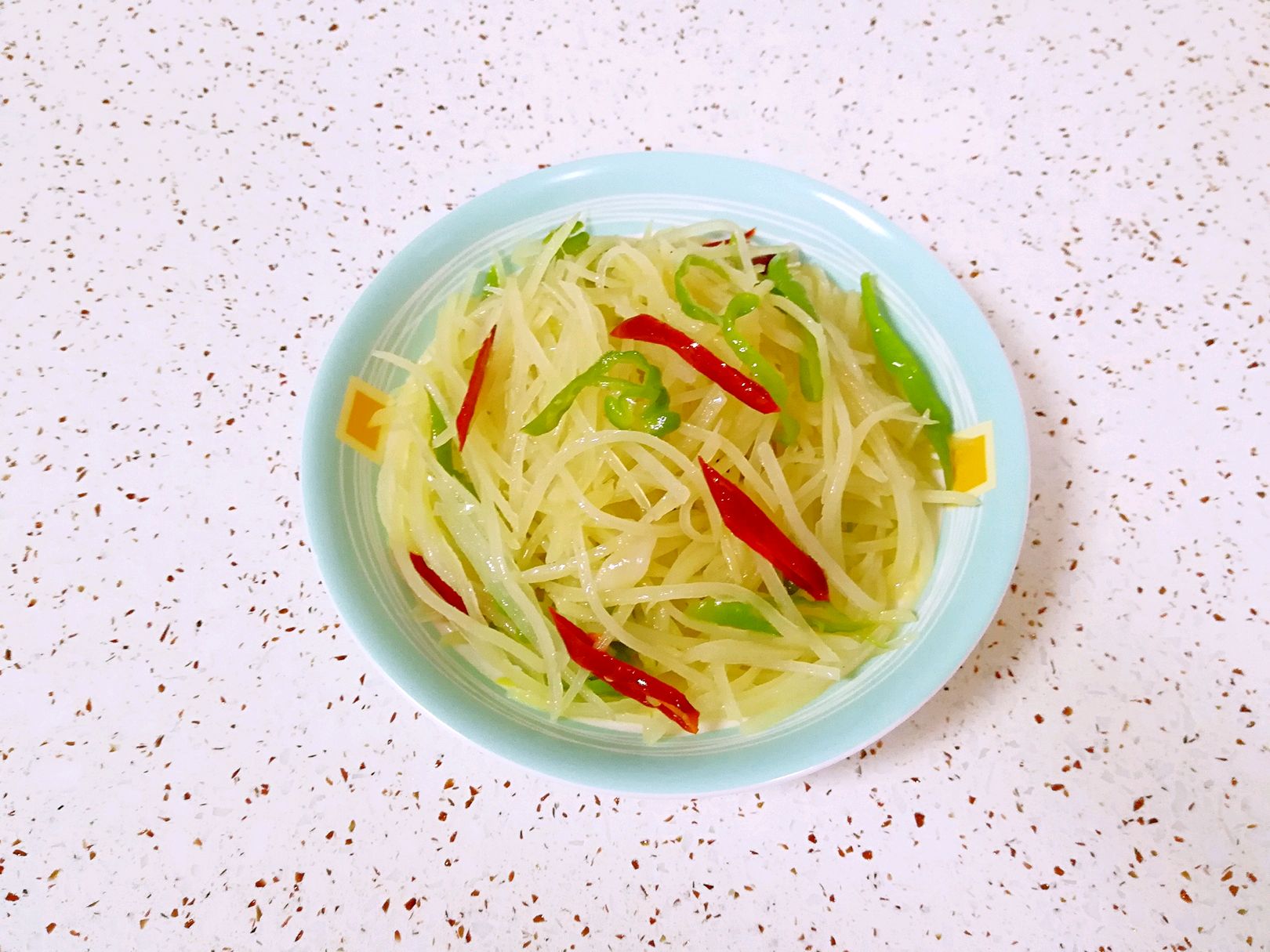 家常快手小菜酸辣土豆丝入口脆嫩酸辣鲜香太下饭了