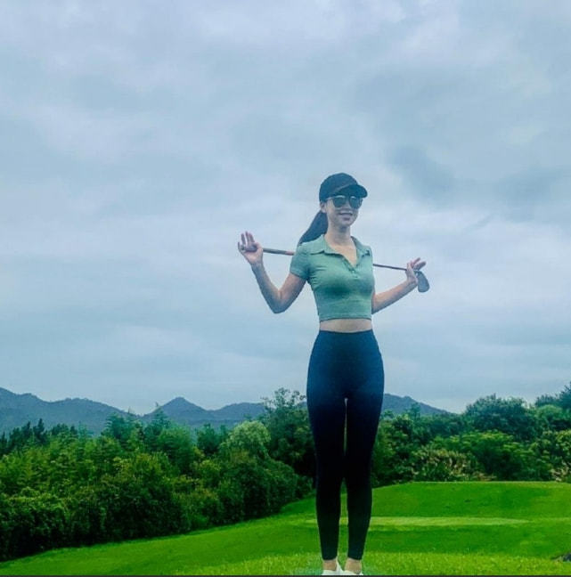 朱珠晒产后健身照穿修身服尽显好身材腹部平坦隐约可见马甲线