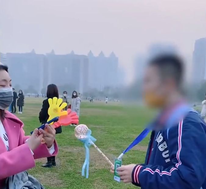 感动!父亲为激励自闭症儿子勇敢与人沟通,陪儿子卖玩具锻炼口才休闲区蓝鸢梦想 - Www.slyday.coM 感动!父亲为激励自闭症儿子勇敢与人沟通,陪儿子卖玩具锻炼口才休闲区蓝鸢梦想 - Www.slyday.coM