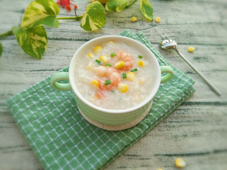 香菇虾仁玉米粥食材明细:大米1杯,香菇2个,玉米粒少许,虾8只,盐少许