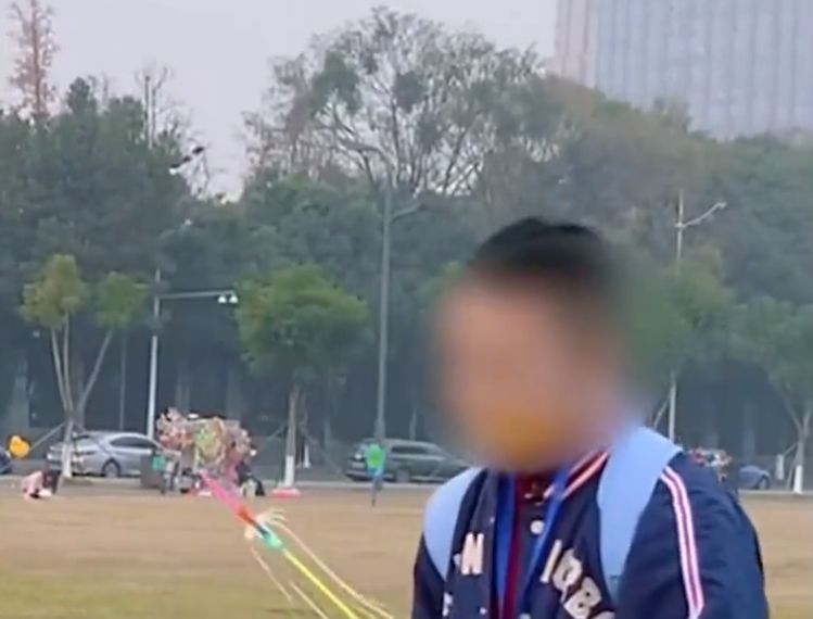 感动!父亲为激励自闭症儿子勇敢与人沟通,陪儿子卖玩具锻炼口才休闲区蓝鸢梦想 - Www.slyday.coM 感动!父亲为激励自闭症儿子勇敢与人沟通,陪儿子卖玩具锻炼口才休闲区蓝鸢梦想 - Www.slyday.coM