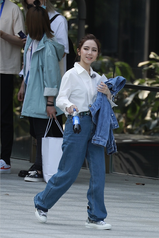 穿衬衫配牛仔裤,好清爽|邓紫棋|牛仔裤|服装_新浪新闻