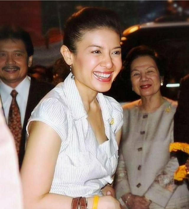 清纯到成熟到凄凉泰王室海报回顾西拉米的一生拉玛十世没忘她