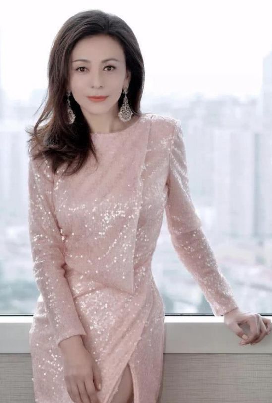 51岁王琳出席活动,穿吊带裙露丰满身材,腰比小7岁黄奕还细|王琳|黄奕