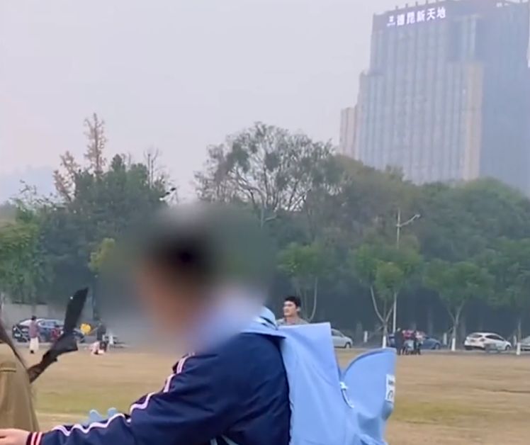 感动!父亲为激励自闭症儿子勇敢与人沟通,陪儿子卖玩具锻炼口才休闲区蓝鸢梦想 - Www.slyday.coM 感动!父亲为激励自闭症儿子勇敢与人沟通,陪儿子卖玩具锻炼口才休闲区蓝鸢梦想 - Www.slyday.coM