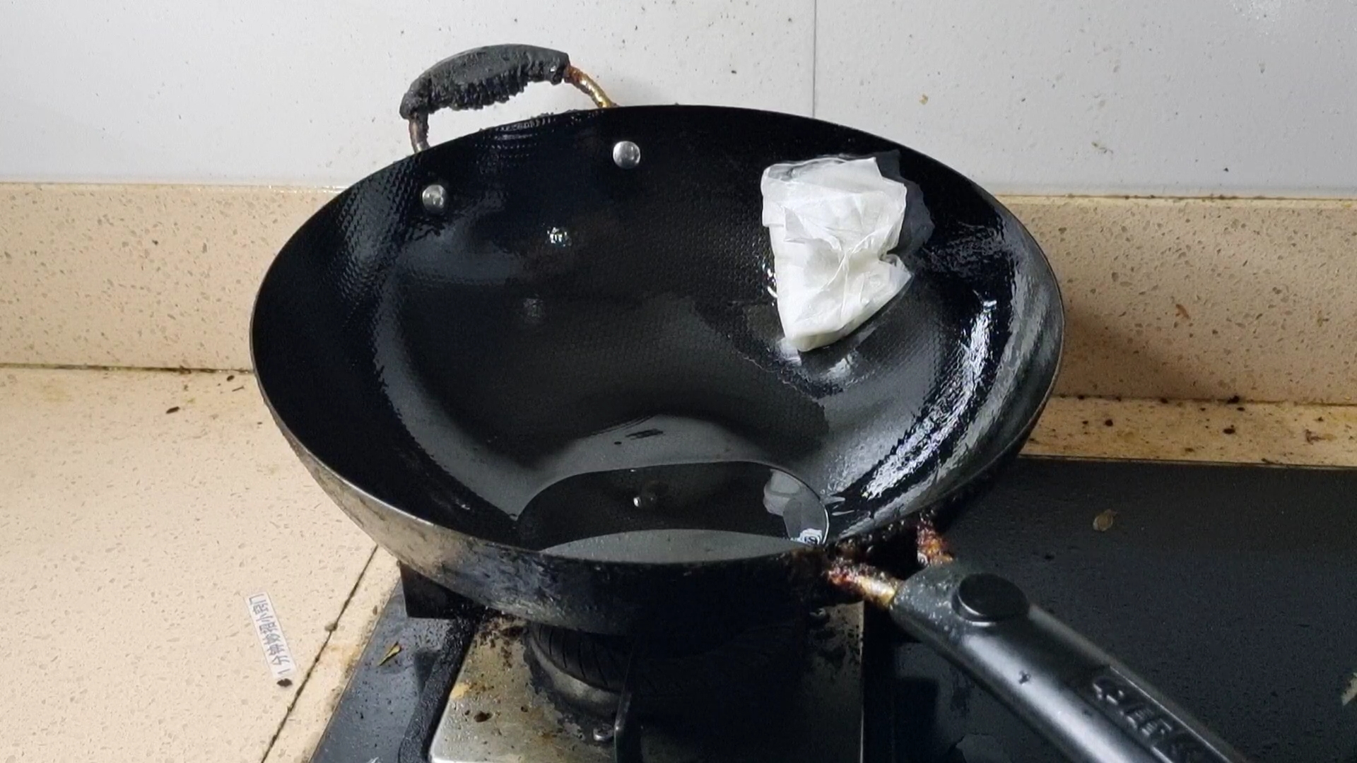 不管铁锅生锈多严重,只需锅里撒一把,旧锅立马变新锅,太厉害了|铁锅