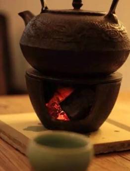 寒夜客来茶当酒竹炉汤沸火初红