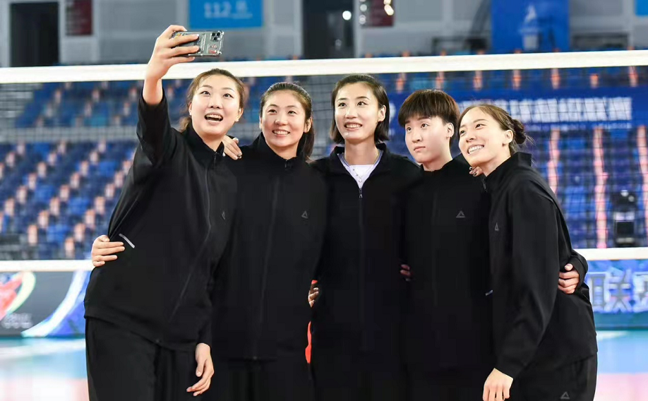 高意,胡铭媛,郑益昕,王媛媛5副攻合影