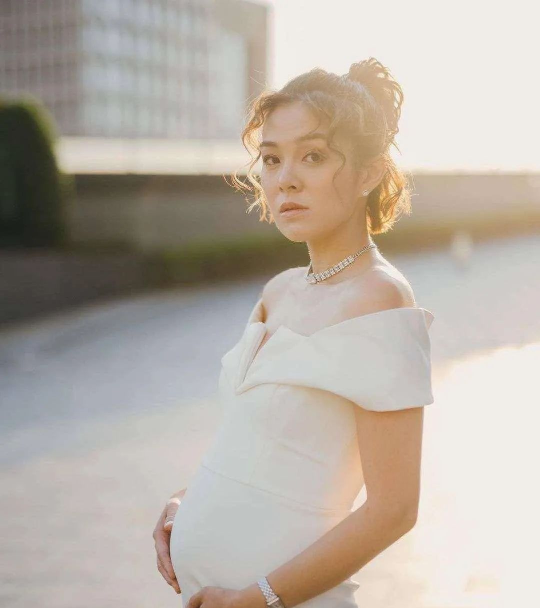 tvb港姐小花,今年36岁的梁丽翘在最近出席一个发布会时,穿上裙子的她