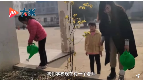 坚守20年!女教师将2个儿子转学到乡村:如果老师走了,谁来教?休闲区蓝鸢梦想 - Www.slyday.coM 坚守20年!女教师将2个儿子转学到乡村:如果老师走了,谁来教?休闲区蓝鸢梦想 - Www.slyday.coM