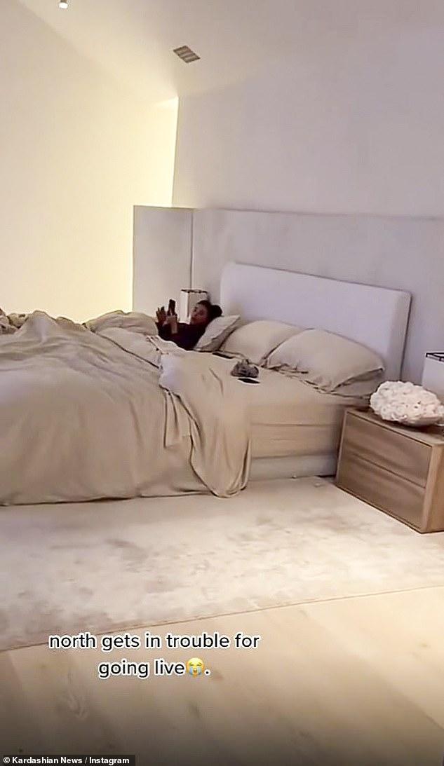 金·卡戴珊8岁女儿北方在TikTok直播，泄露妈妈躺床样子休闲区蓝鸢梦想 - Www.slyday.coM