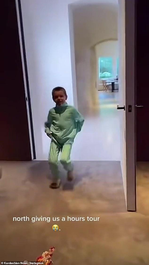 金·卡戴珊8岁女儿北方在TikTok直播，泄露妈妈躺床样子休闲区蓝鸢梦想 - Www.slyday.coM