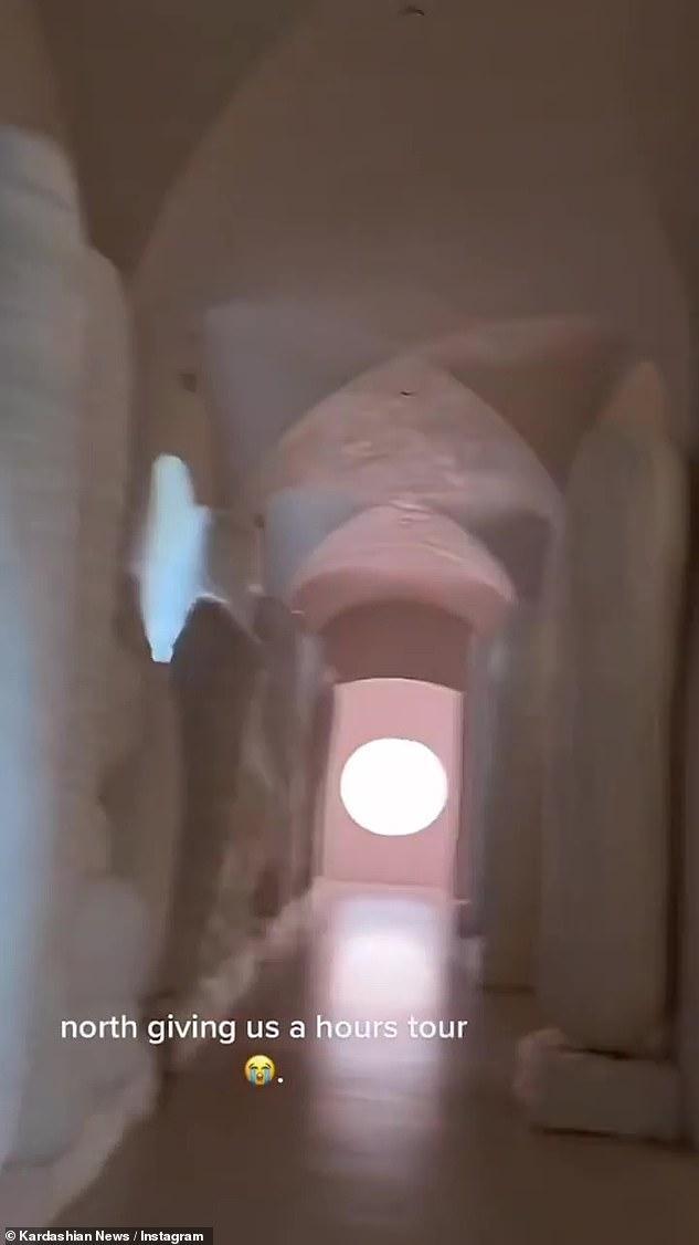 金·卡戴珊8岁女儿北方在TikTok直播，泄露妈妈躺床样子休闲区蓝鸢梦想 - Www.slyday.coM