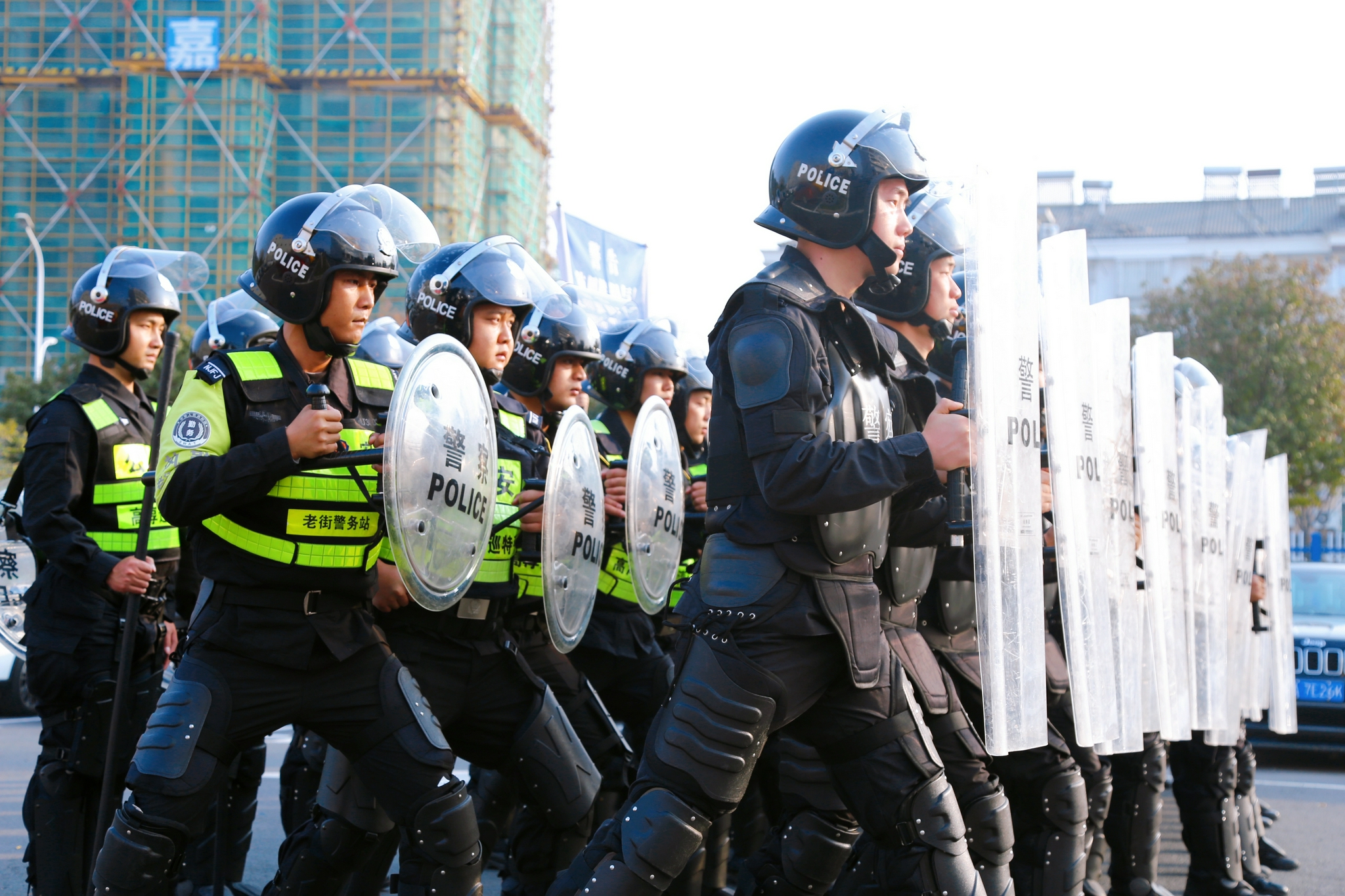 会后与会领导和代表观摩了巡特警大队辅警队员50人防暴处突队形,女子