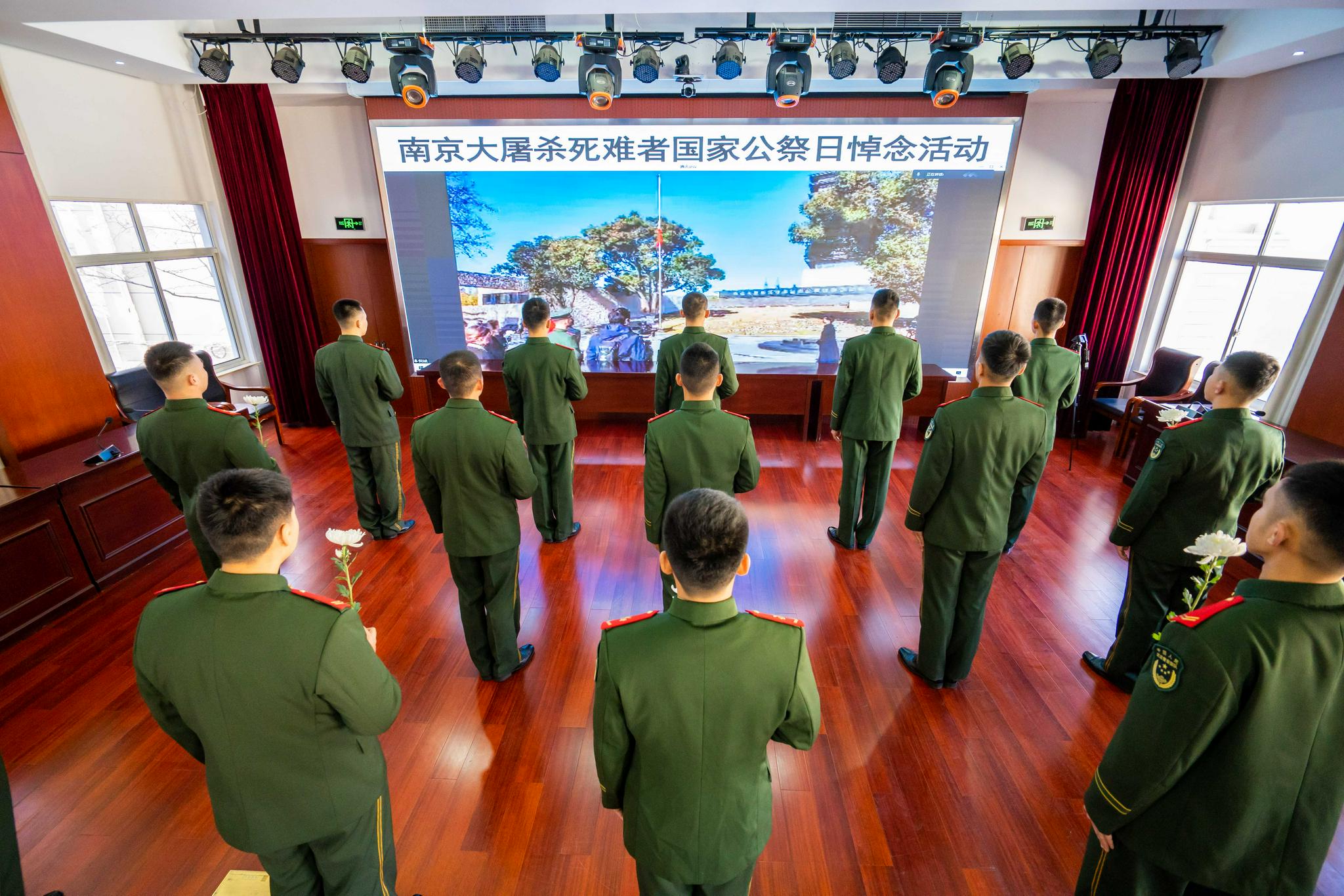 悼念遇难同胞，奋进强军征程！今天他们线上参加南京大屠杀死难者国家公祭日活动休闲区蓝鸢梦想 - Www.slyday.coM