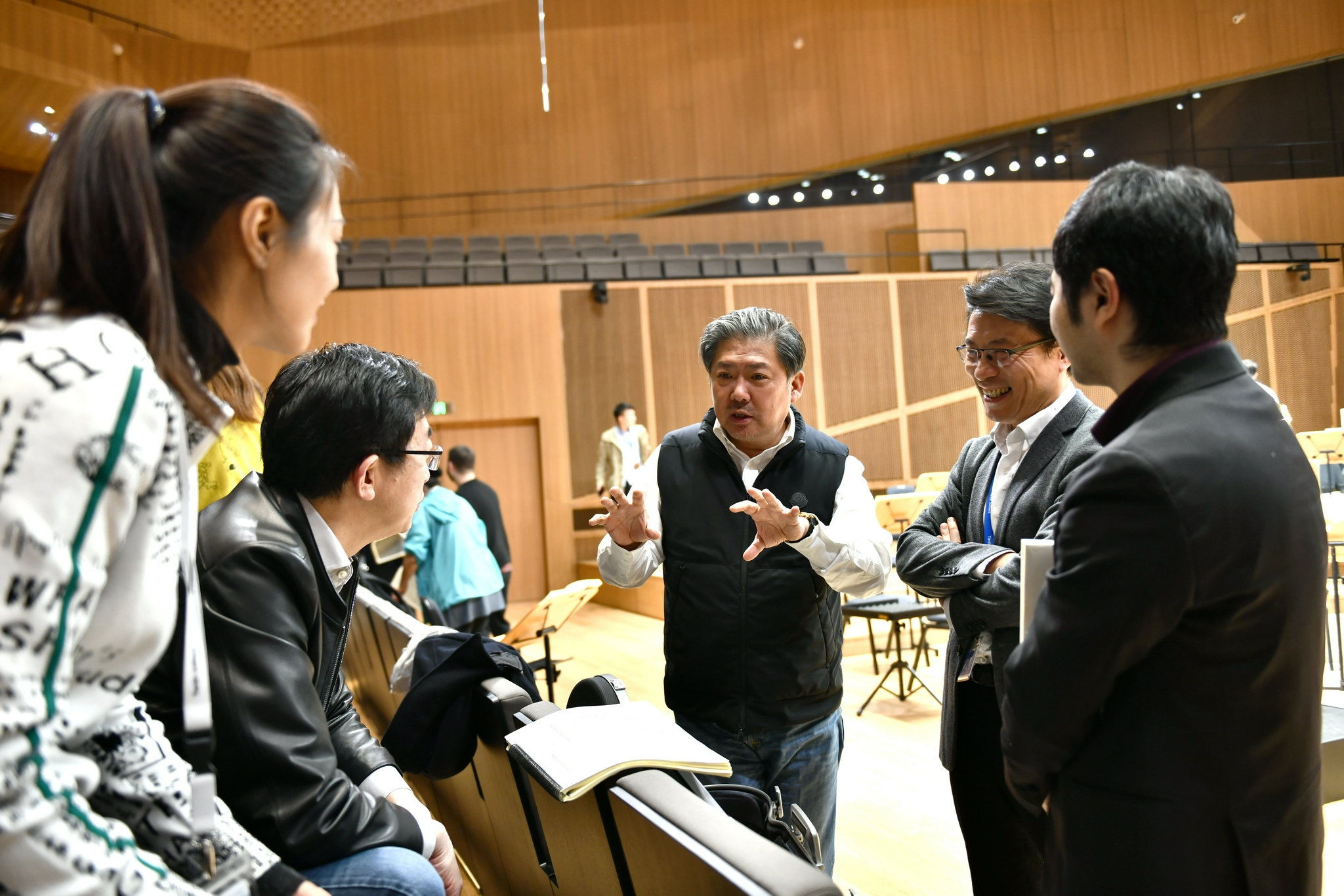 纲(左二)交流余隆为学生讲解音乐细节(实习生陈兆宇对本文也有贡献)