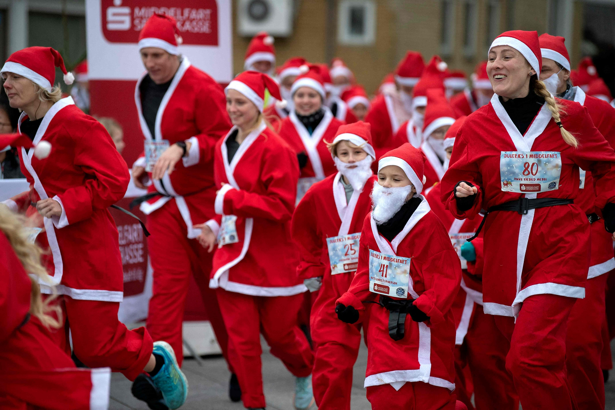 丹麦米泽尔法特举行圣诞老人赛跑活动