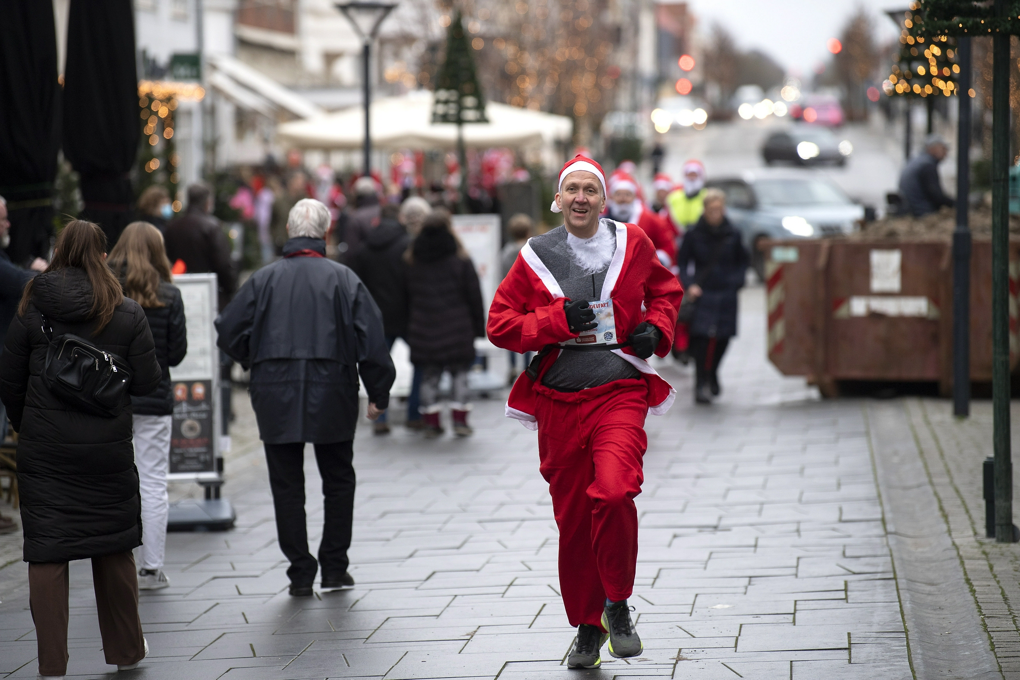 丹麦米泽尔法特举行圣诞老人赛跑活动