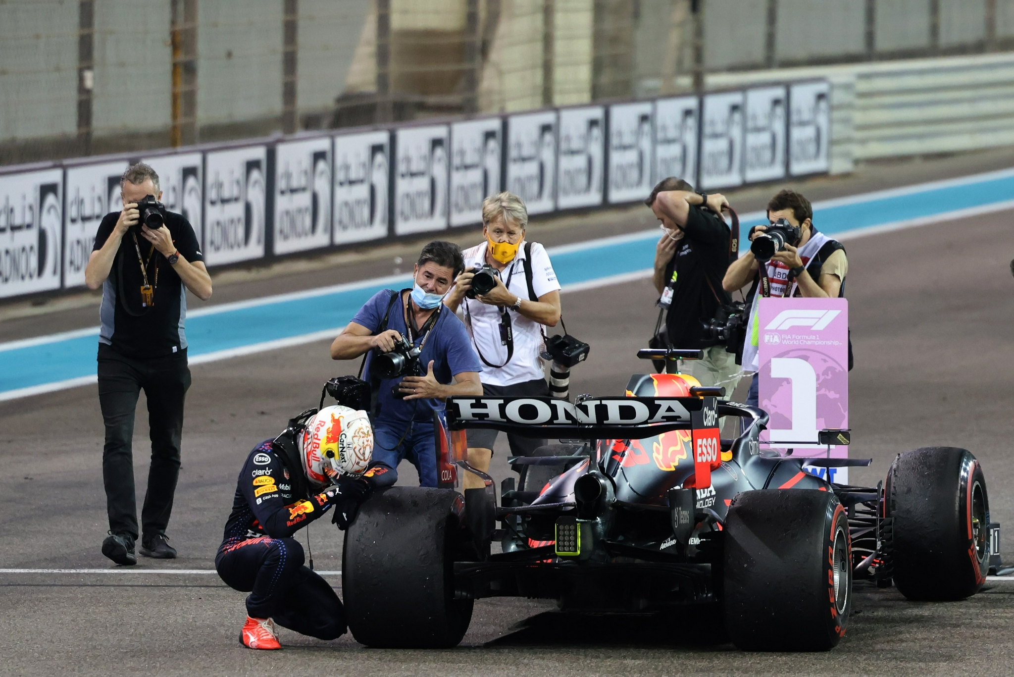 最后一圈绝杀维斯塔潘首夺f1车手总冠军