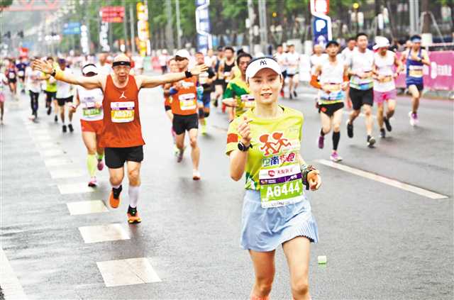南滨路上，2021重庆长嘉汇半程马拉松比赛现场。（资料图片）记者 卢越 摄/视觉重庆