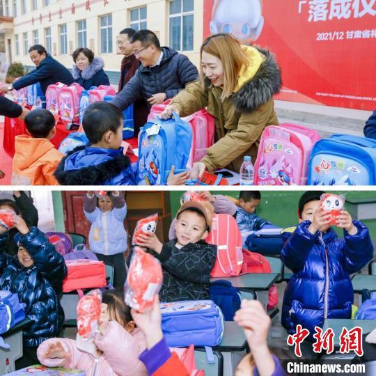 孩子们获发美术包。中国扶贫基金会供图。