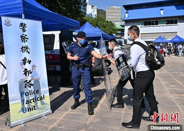 香港警队举办招募体验日，共收到532份即场投考申请