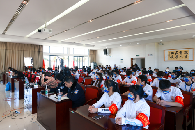 昆明经开警方联合“昆明警方发布”开展“校园反诈法制课堂”抖音专题直播休闲区蓝鸢梦想 - Www.slyday.coM