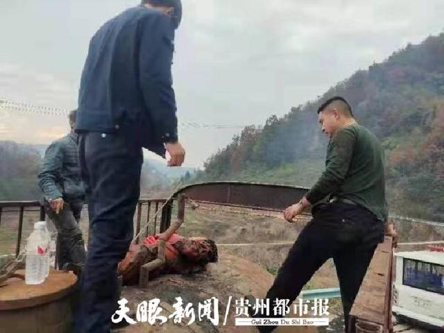 男子掉入化粪罐车，辅警毫不犹豫跳进去救人……休闲区蓝鸢梦想 - Www.slyday.coM