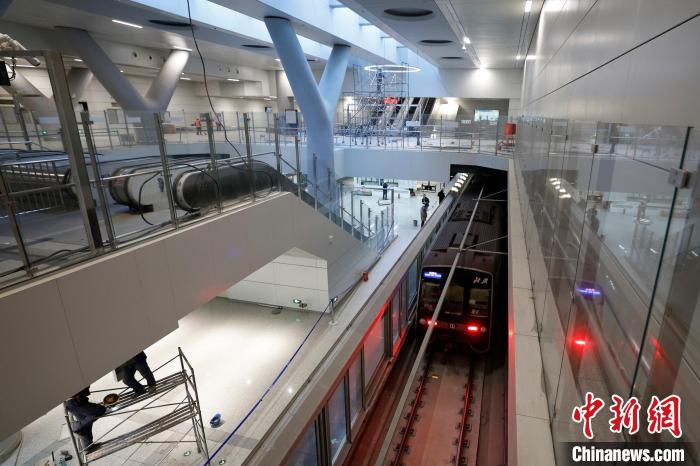 北京地铁14号线丽泽商务区站主要工程目前基本完成。今年底，全长47.3公里的14号线将全线贯通运营。中新社记者 富田 摄